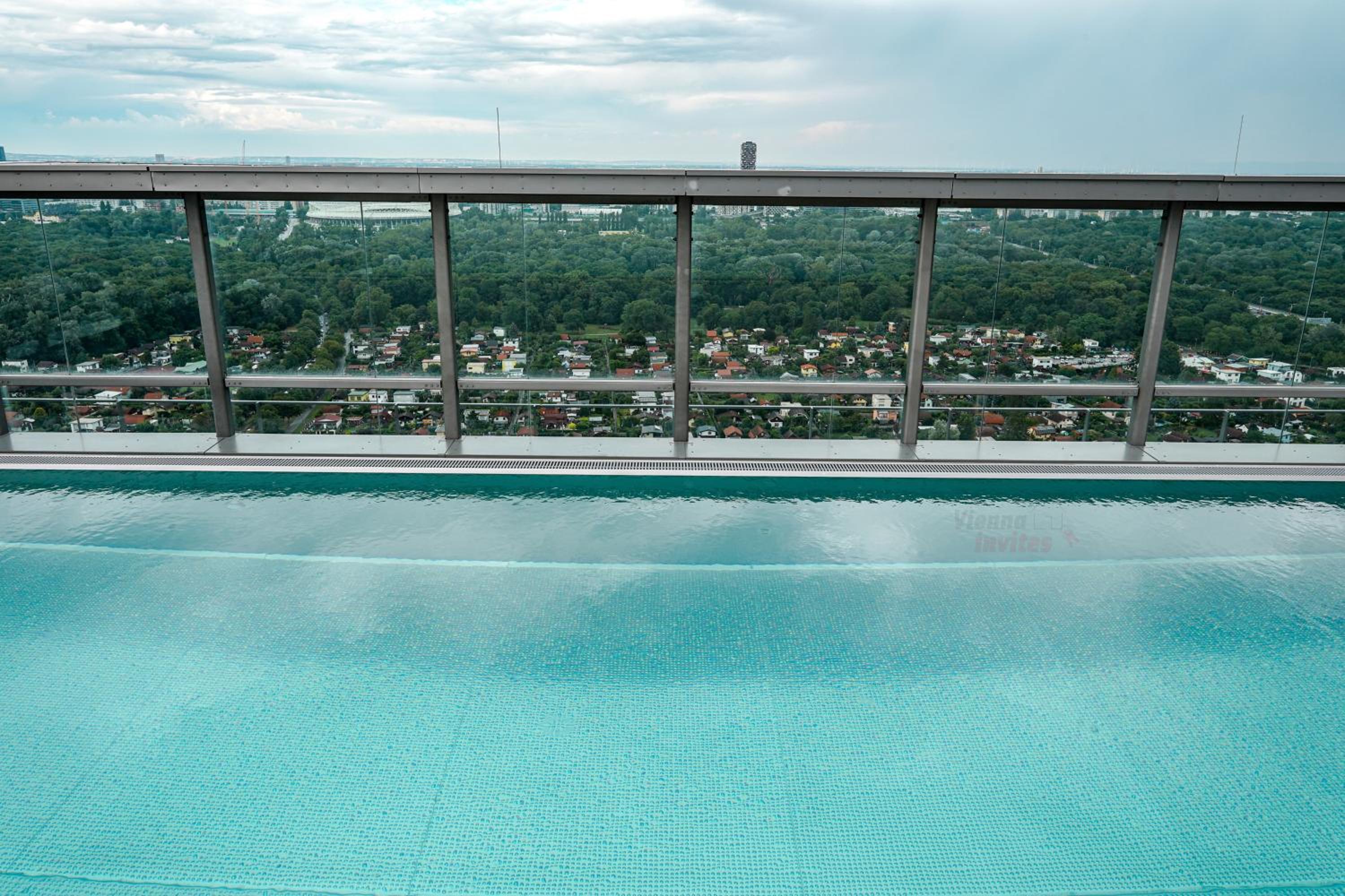 Great apartment with view and heated rooftop Pool