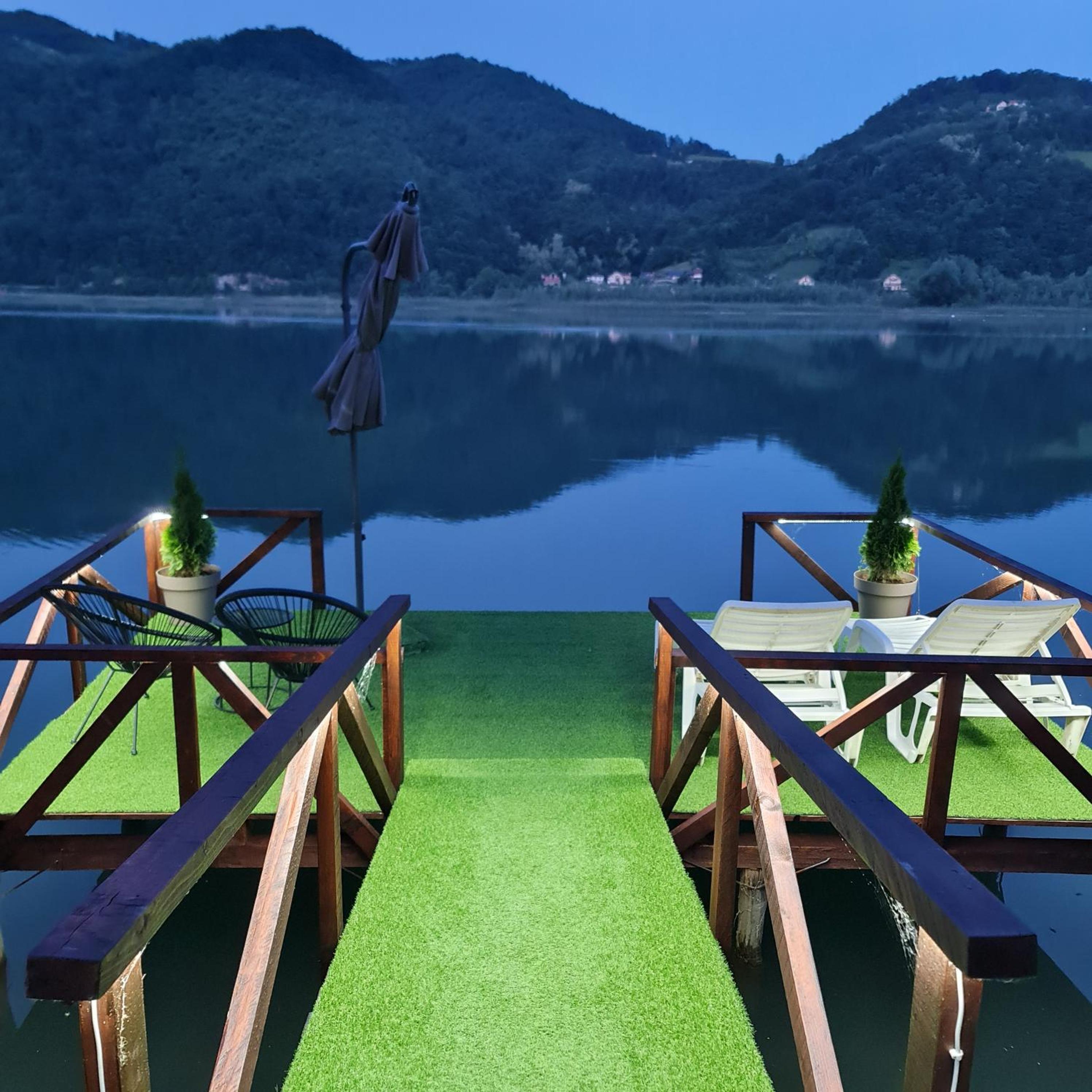 Unique Lake House Paradiso