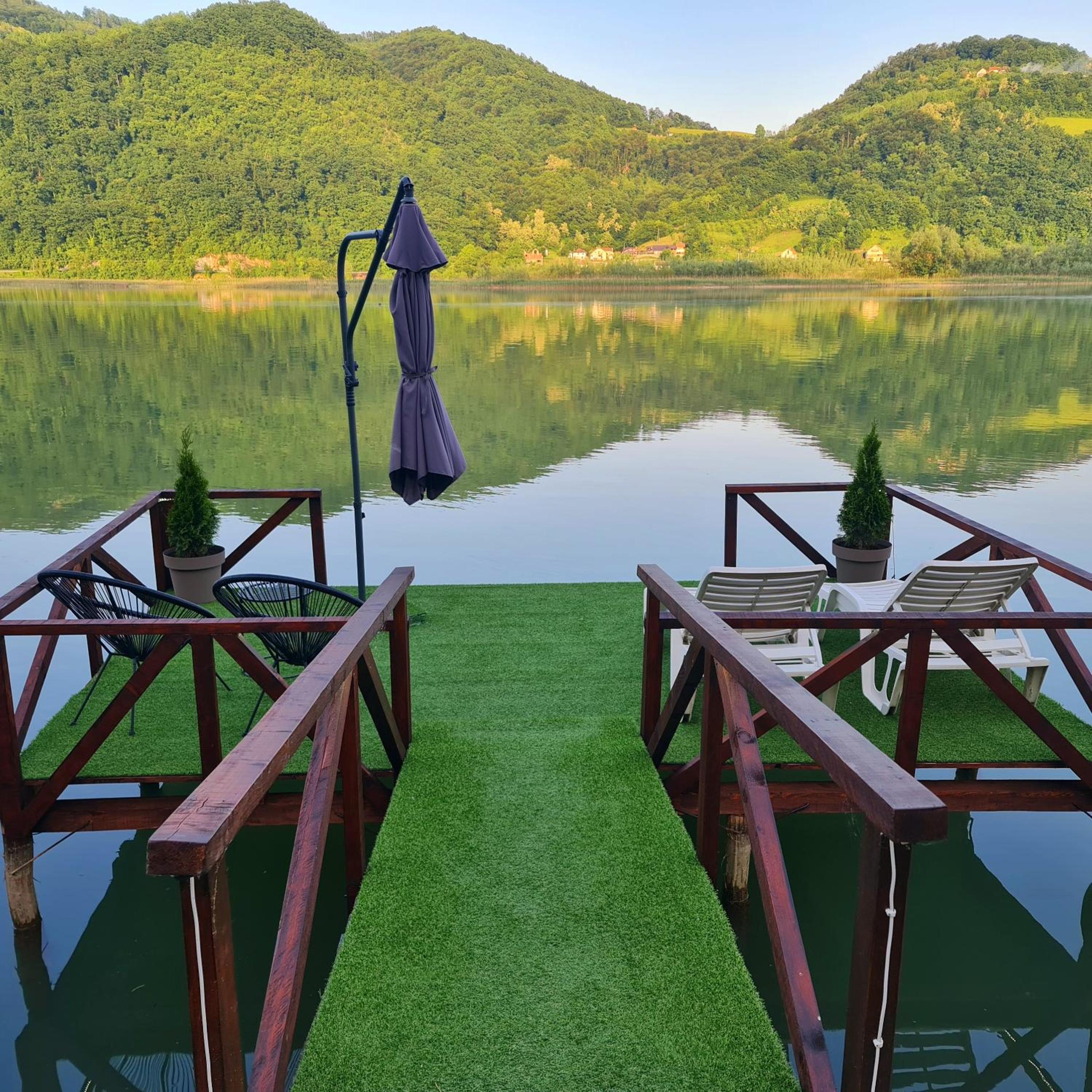 Unique Lake House Paradiso