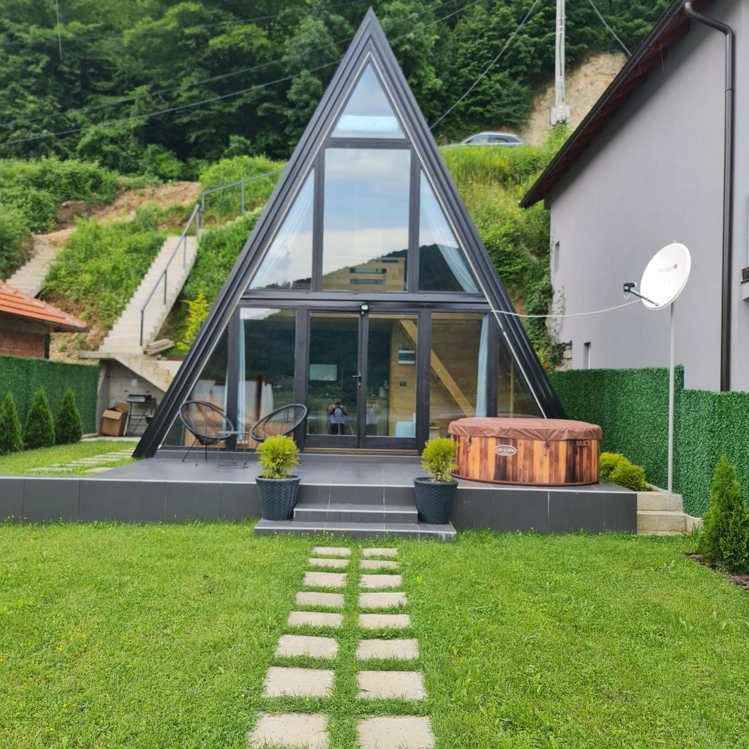 Unique Lake House Paradiso
