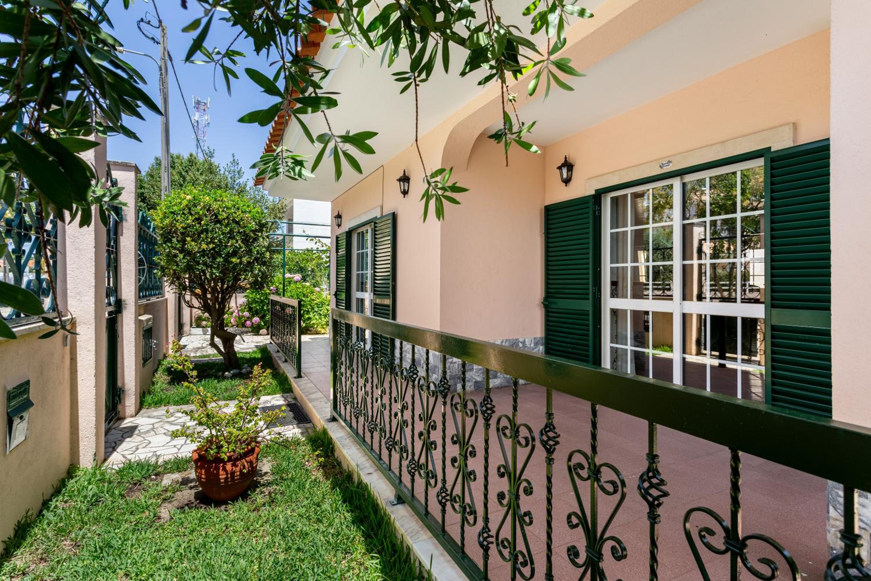GuestReady - Superb house with a garden & patio view 4
