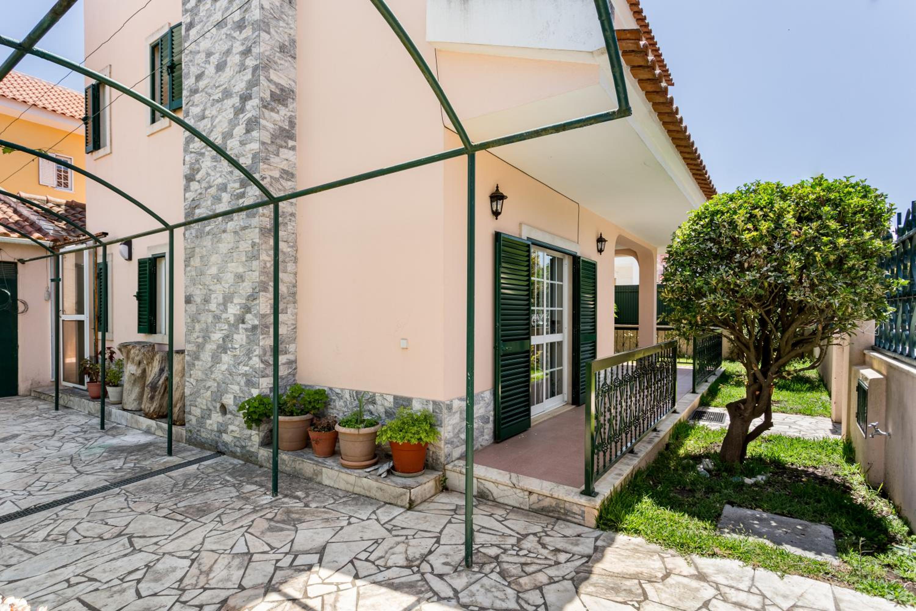 GuestReady - Superb house with a garden & patio view 5