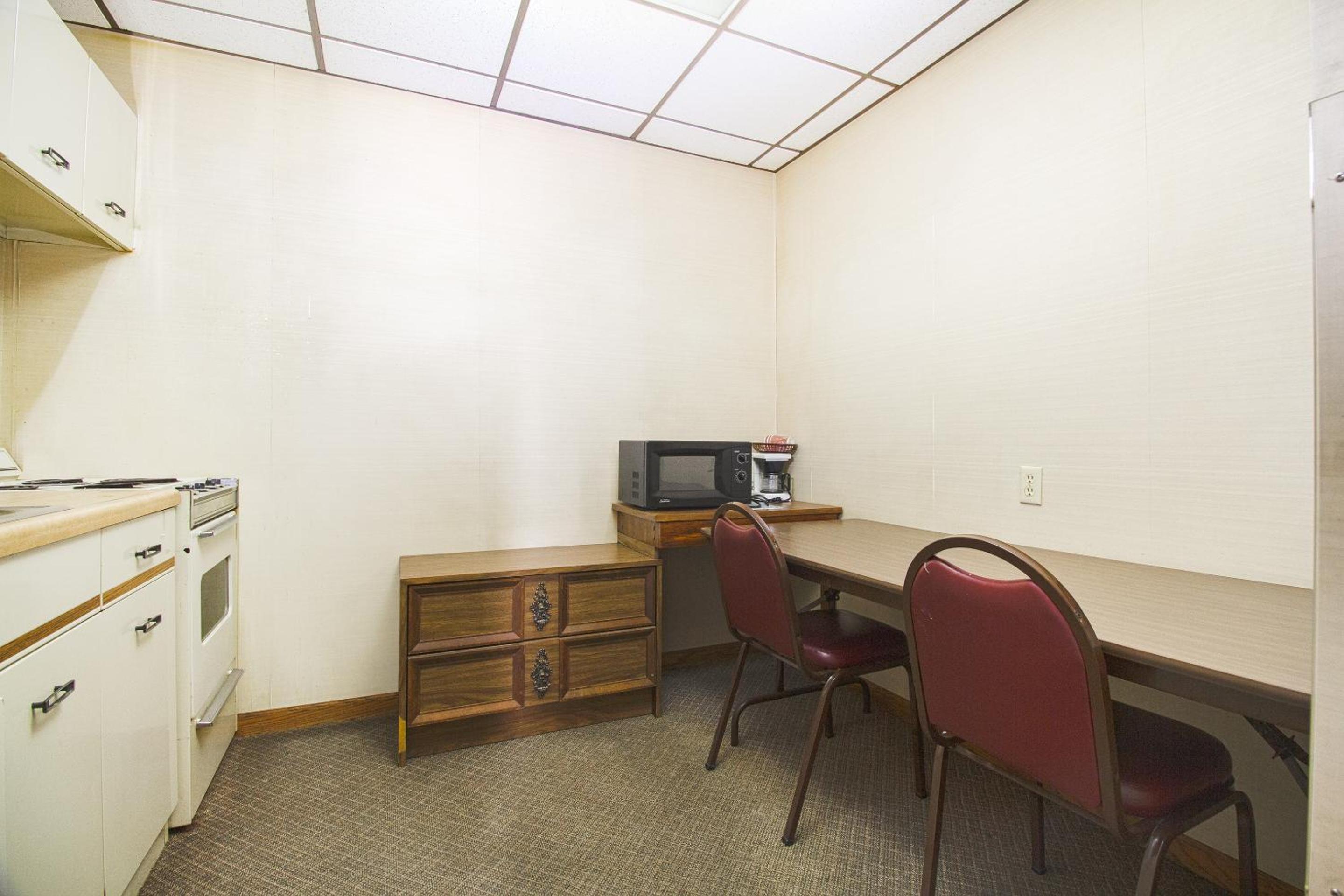 Liberal Vacations - HomeTown Inn By OYO - Liberal, KS - Property Image 63