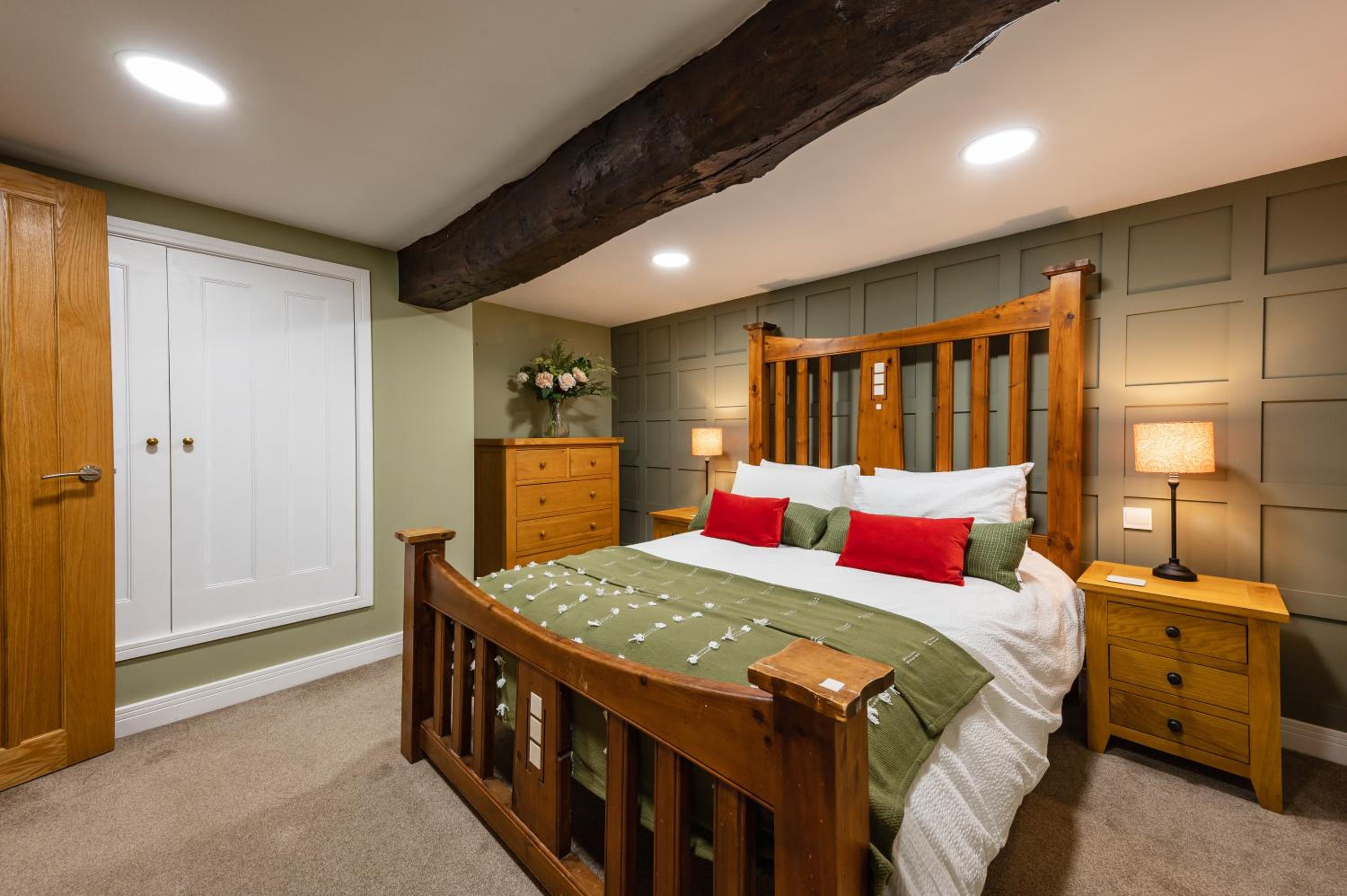 Stylish central 6 bedroom converted Granary view 4