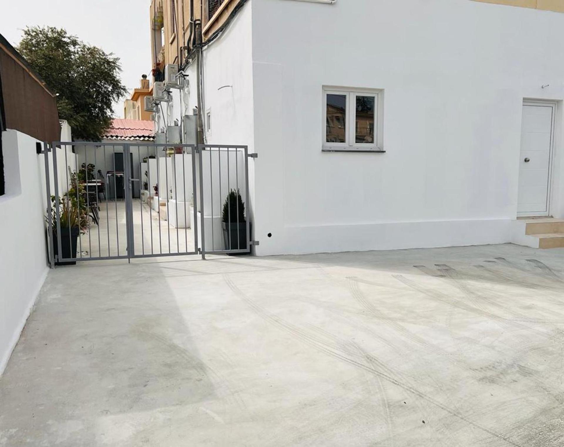 Larnaca - Studio - Sleeps 4 - Garden - Parking