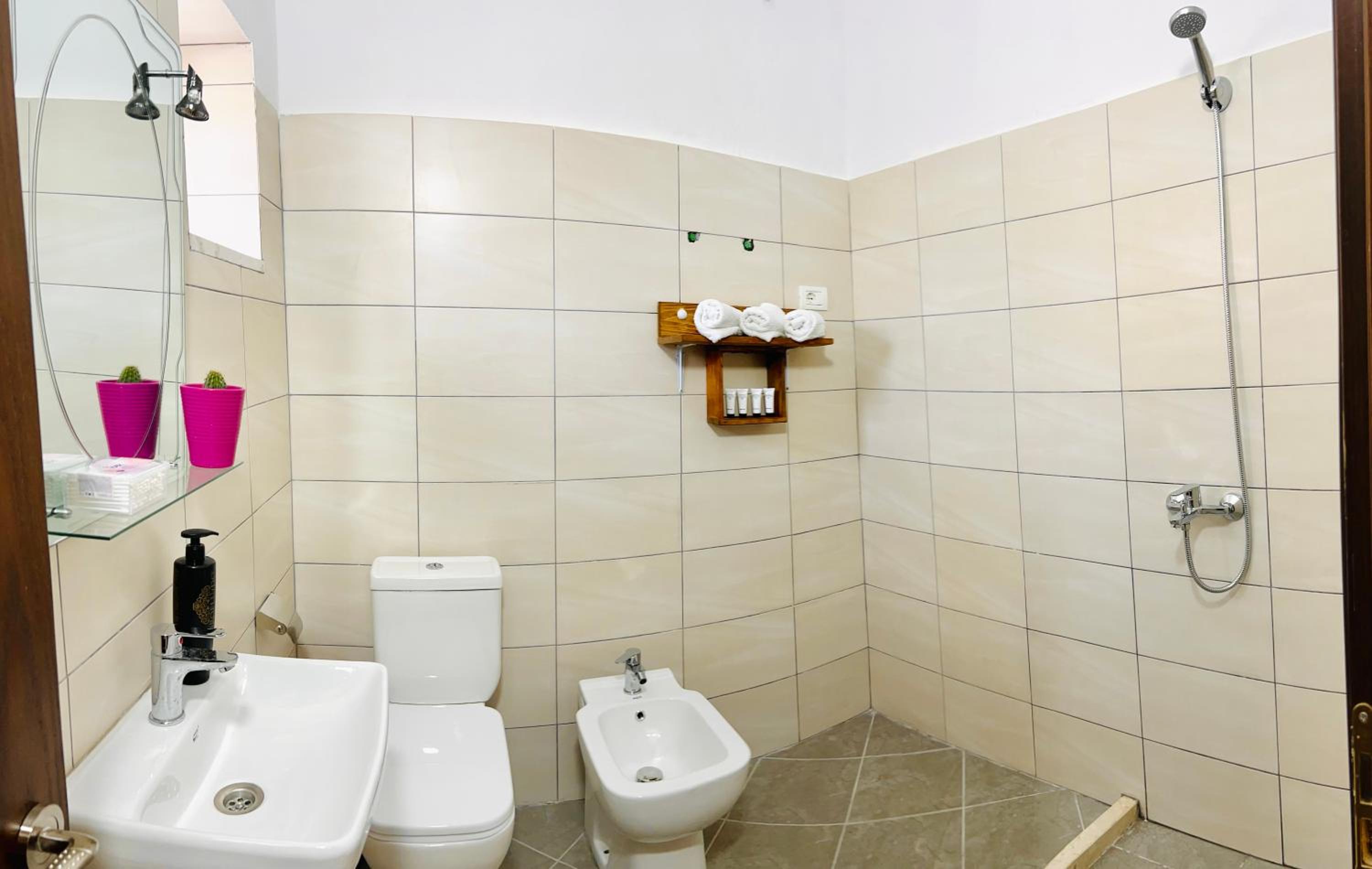 Villa EnSalv & Room & Apartment & Penthouse-Berat
