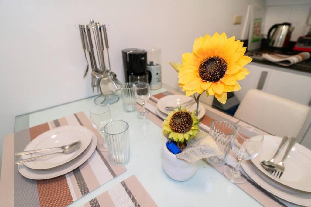 A2J Executive 1BR Suite Near Venice Mall BGC view 2