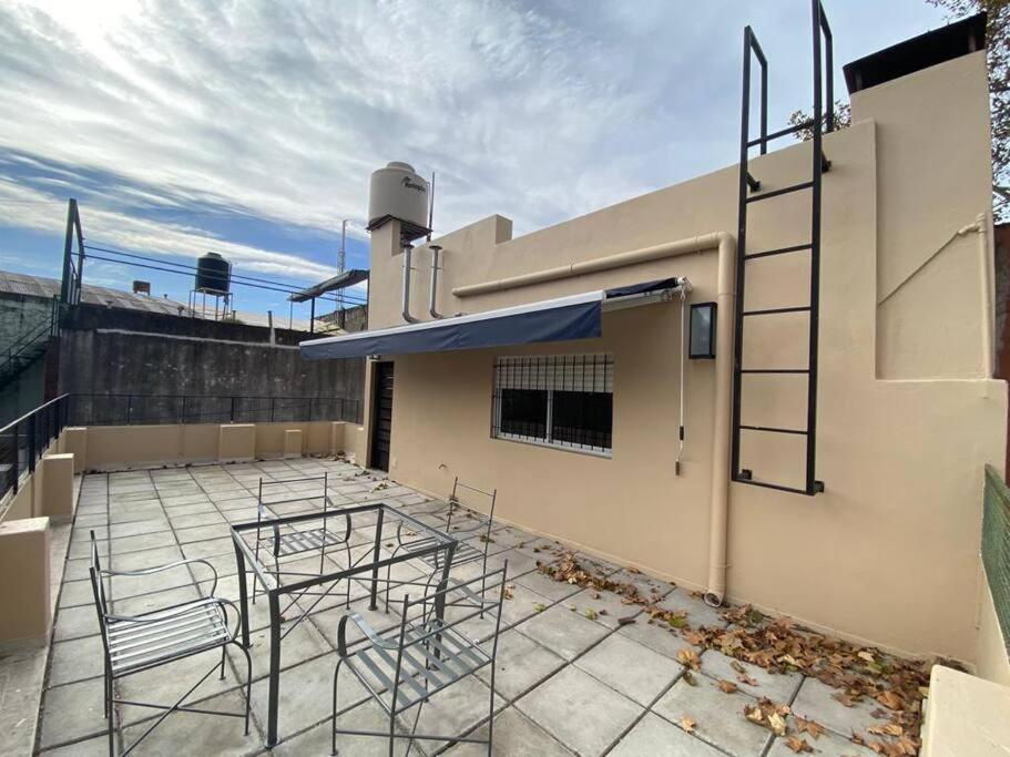 2 dormitorios- Casa en planta alta frente al Parque