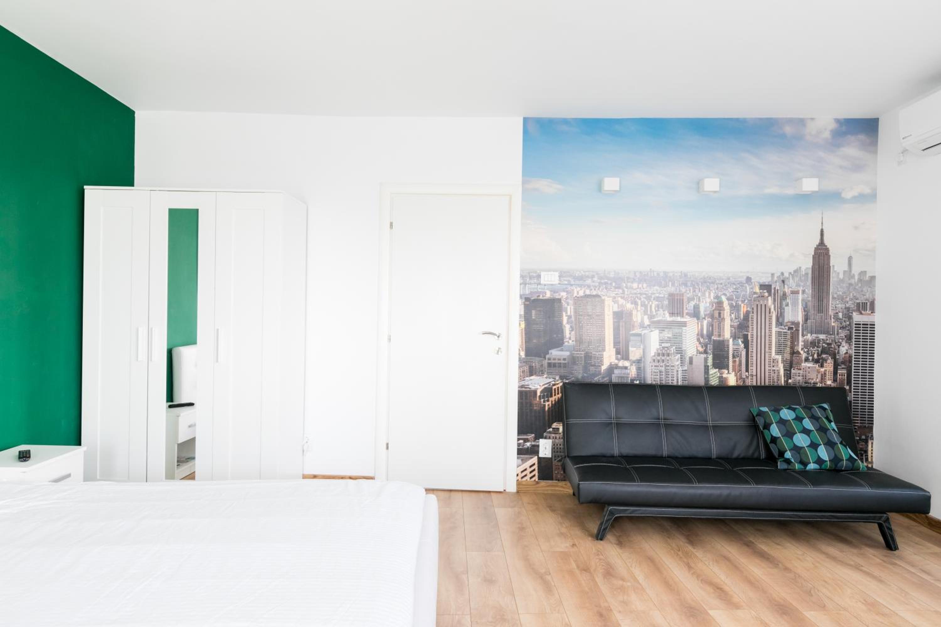 City View Studio: Your Cozy Urban Retreat