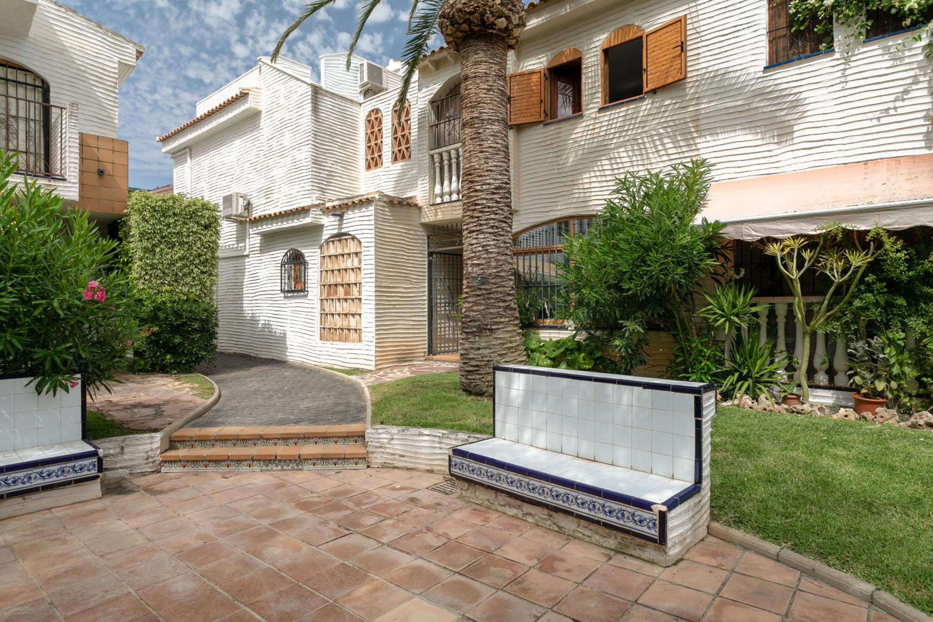 Casa en la playa con piscinas V view 3