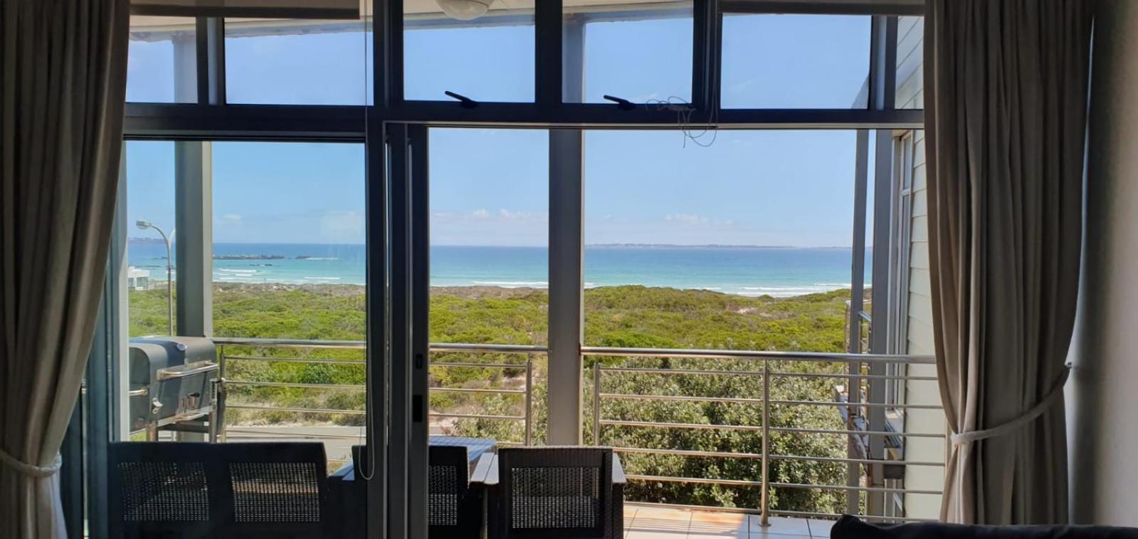Beachfront 3-bedroom with Robben Island views view 3