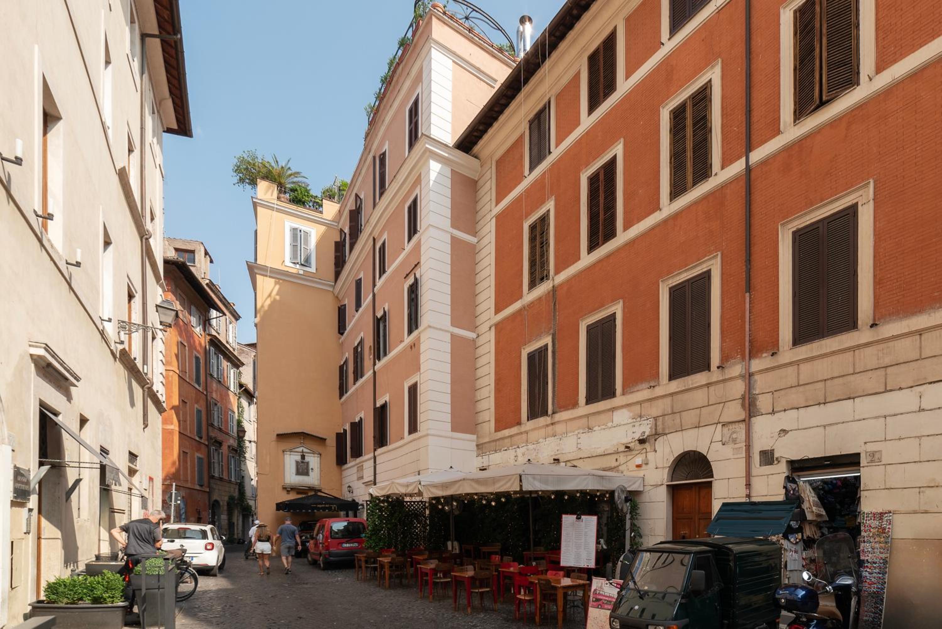 GuestHost - Piazza Navona Petite House