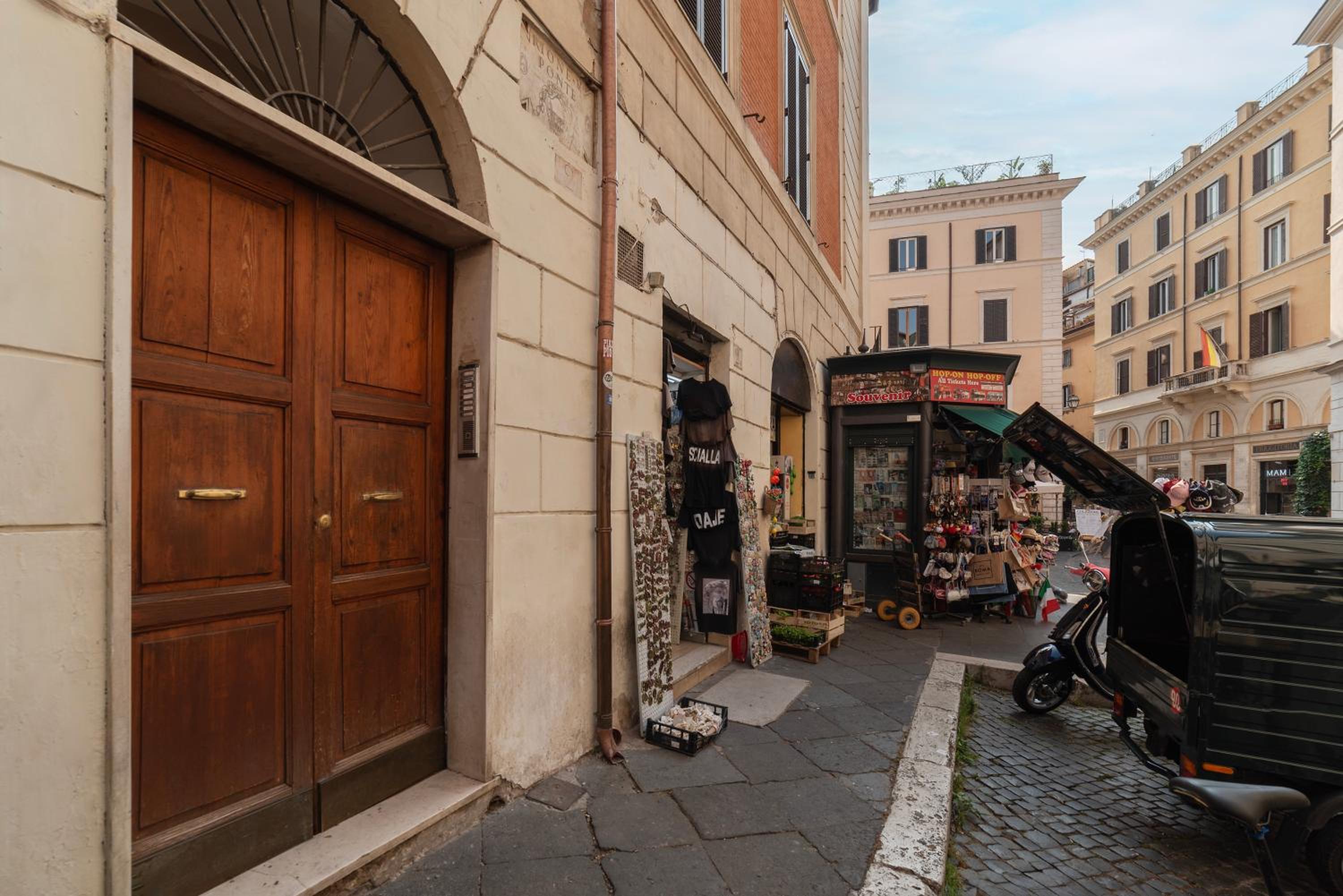 GuestHost - Piazza Navona Petite House