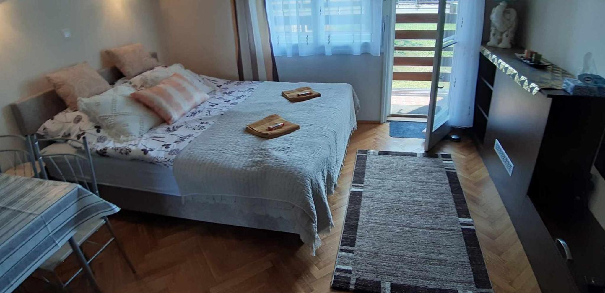Rosy Apartman