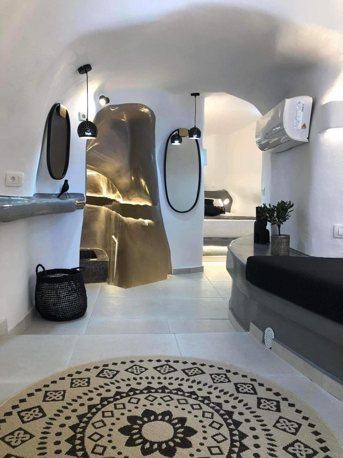 Marann Cave en Akrotiri — hotel room