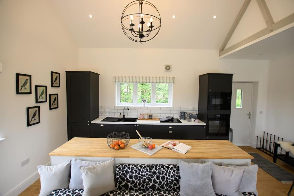 Luxury Barn Conversion with Hot Tub- 'Blackbird'