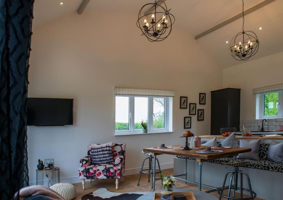 Luxury Barn Conversion with Hot Tub- 'Blackbird'