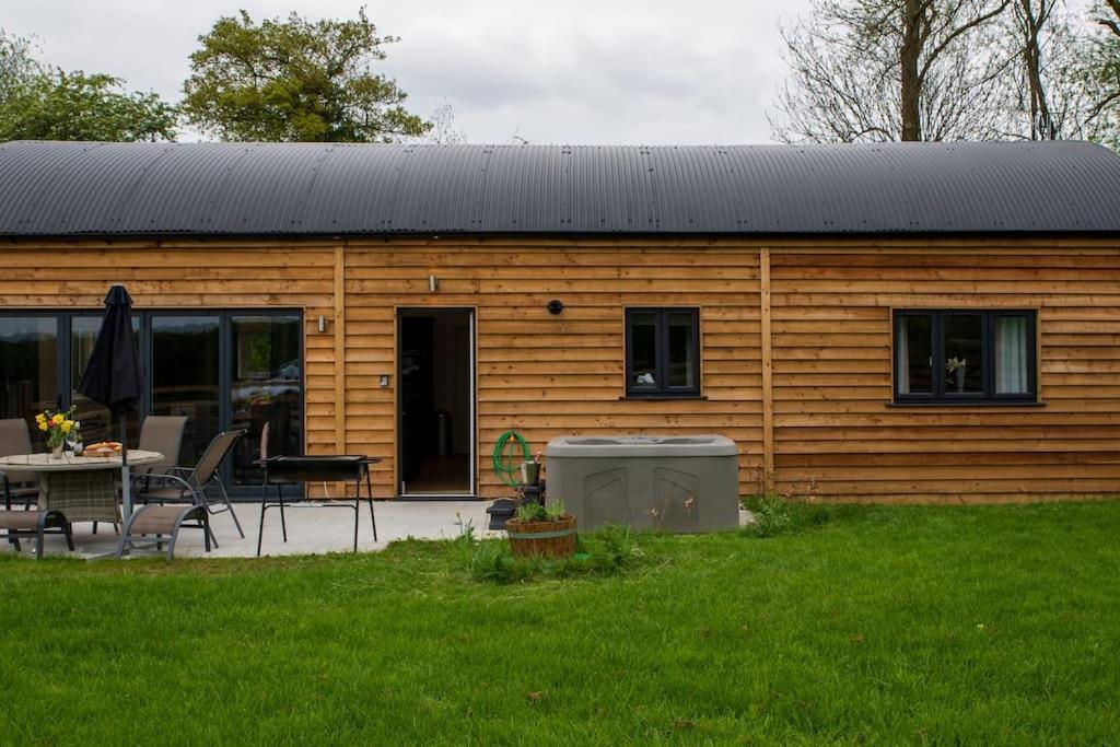 Luxury Barn Conversion with Hot Tub- 'Blackbird'