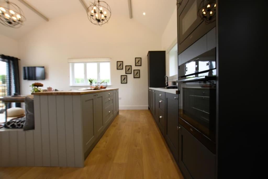 Luxury Barn Conversion with Hot Tub- 'Blackbird'