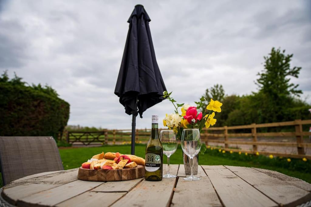 Luxury Barn Conversion with Hot Tub- 'Blackbird'