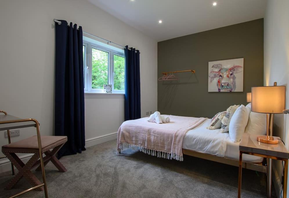 Luxury Barn Conversion with Hot Tub- 'Blackbird'