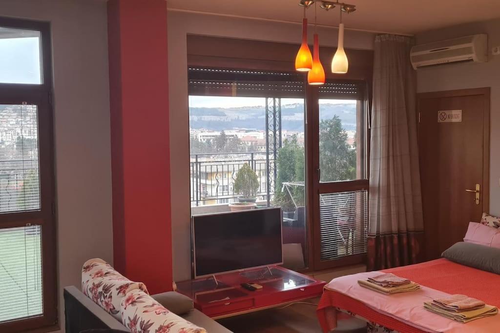 UNIQUE Studio- Great Balcony and View! PARKING possibility!