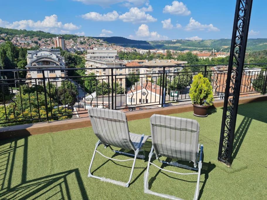 UNIQUE Studio- Great Balcony and View! PARKING possibility!