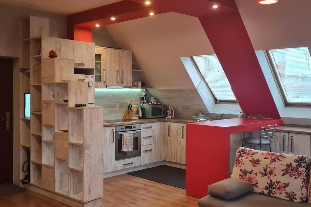 UNIQUE Studio- Great Balcony and View! PARKING possibility!