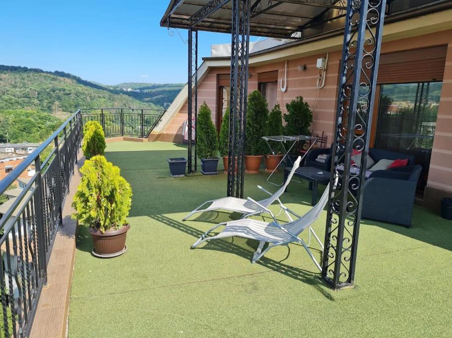 UNIQUE Studio- Great Balcony and View! PARKING possibility!