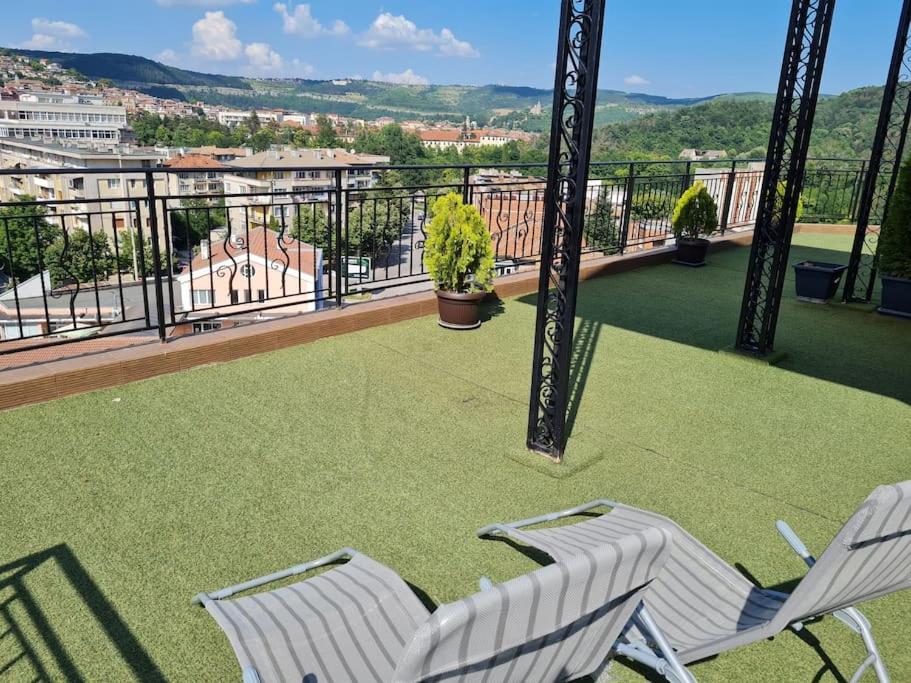 UNIQUE Studio- Great Balcony and View! PARKING possibility!
