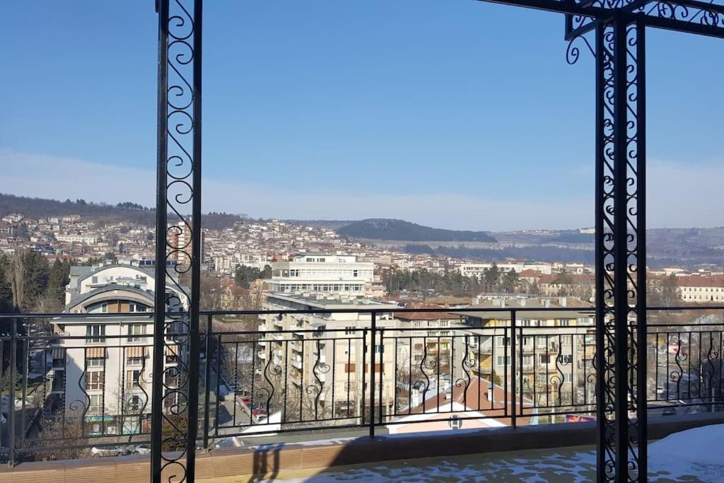 UNIQUE Studio- Great Balcony and View! PARKING possibility!