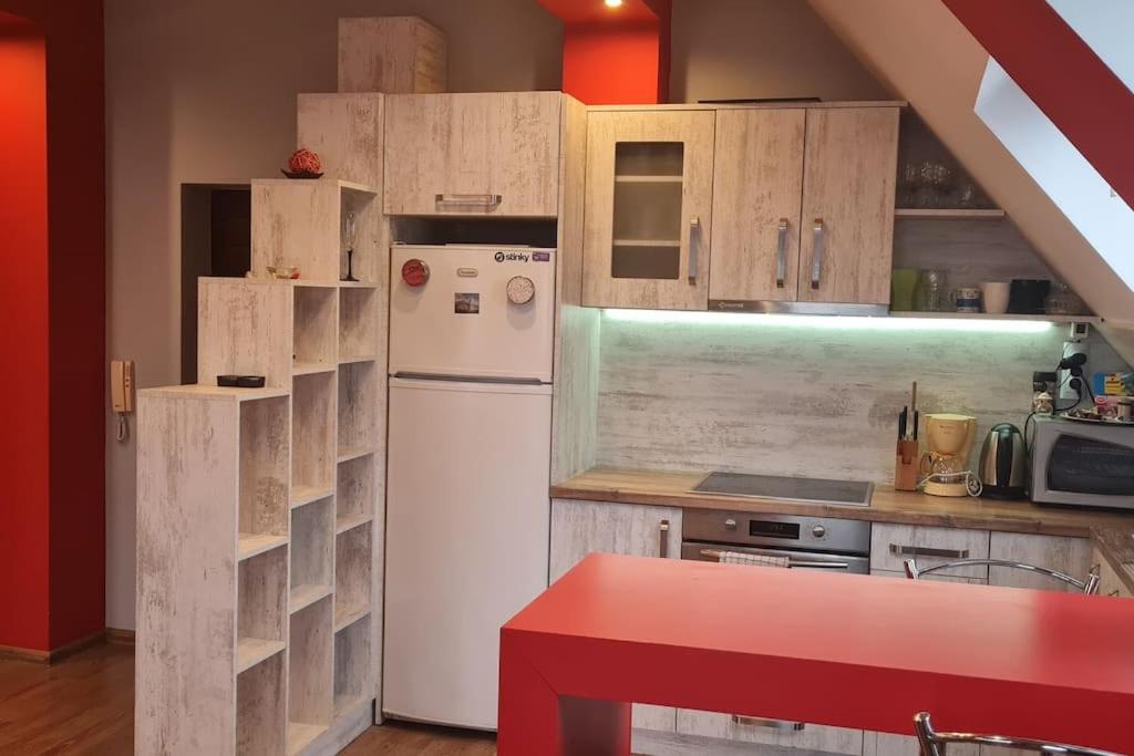 UNIQUE Studio- Great Balcony and View! PARKING possibility!