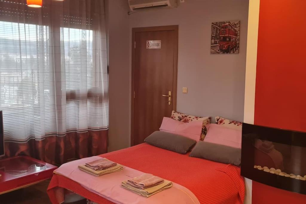 UNIQUE Studio- Great Balcony and View! PARKING possibility!