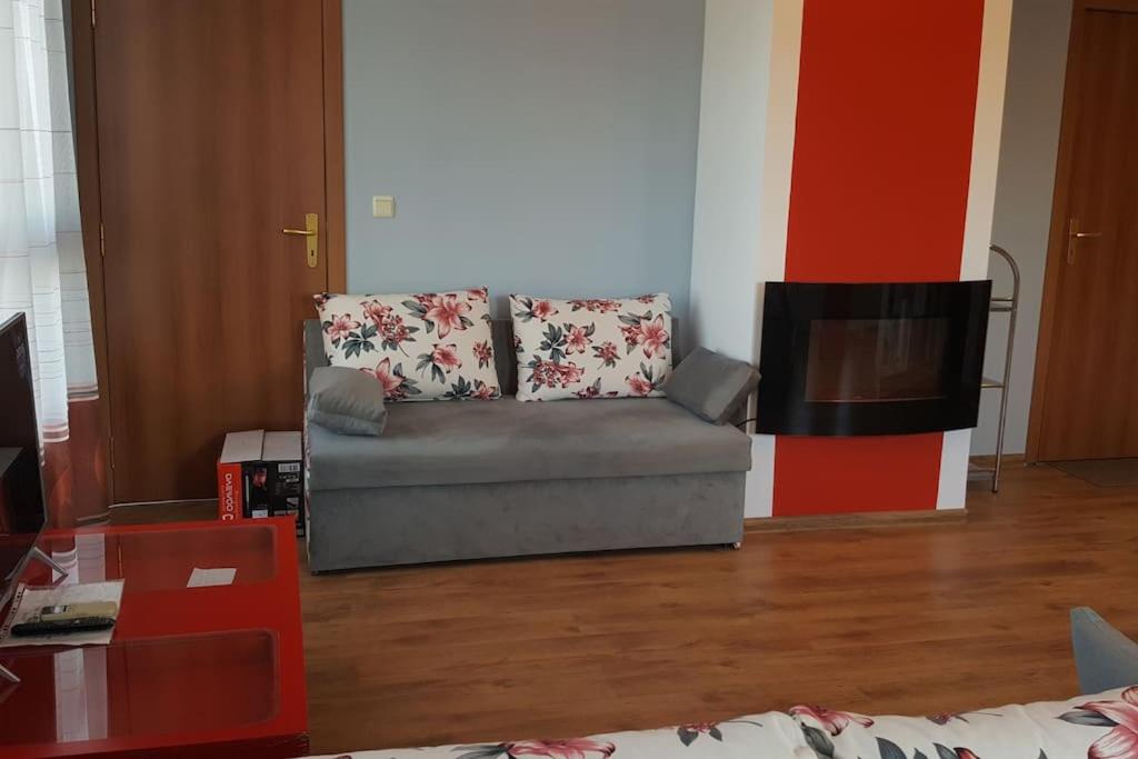 UNIQUE Studio- Great Balcony and View! PARKING possibility!