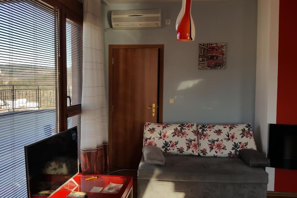 UNIQUE Studio- Great Balcony and View! PARKING possibility!
