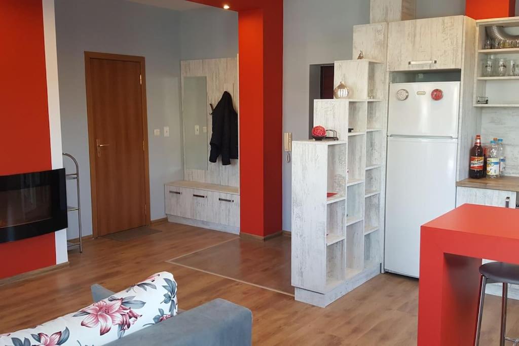 UNIQUE Studio- Great Balcony and View! PARKING possibility!