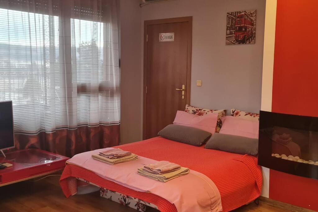 UNIQUE Studio- Great Balcony and View! PARKING possibility!