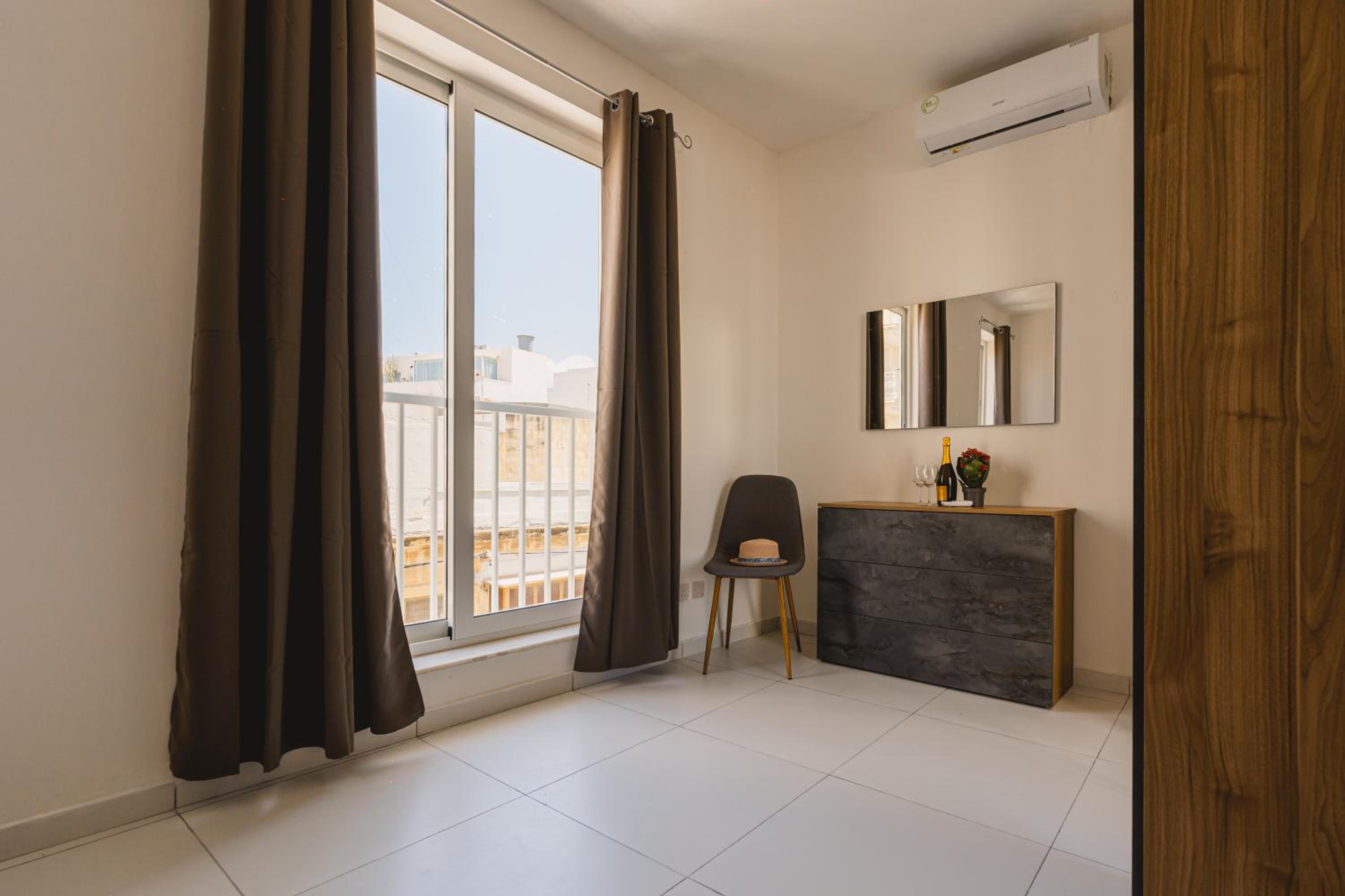 Charming Studio & 1BR Apartments Near Sea by Beyond air! Great Location! photo 3