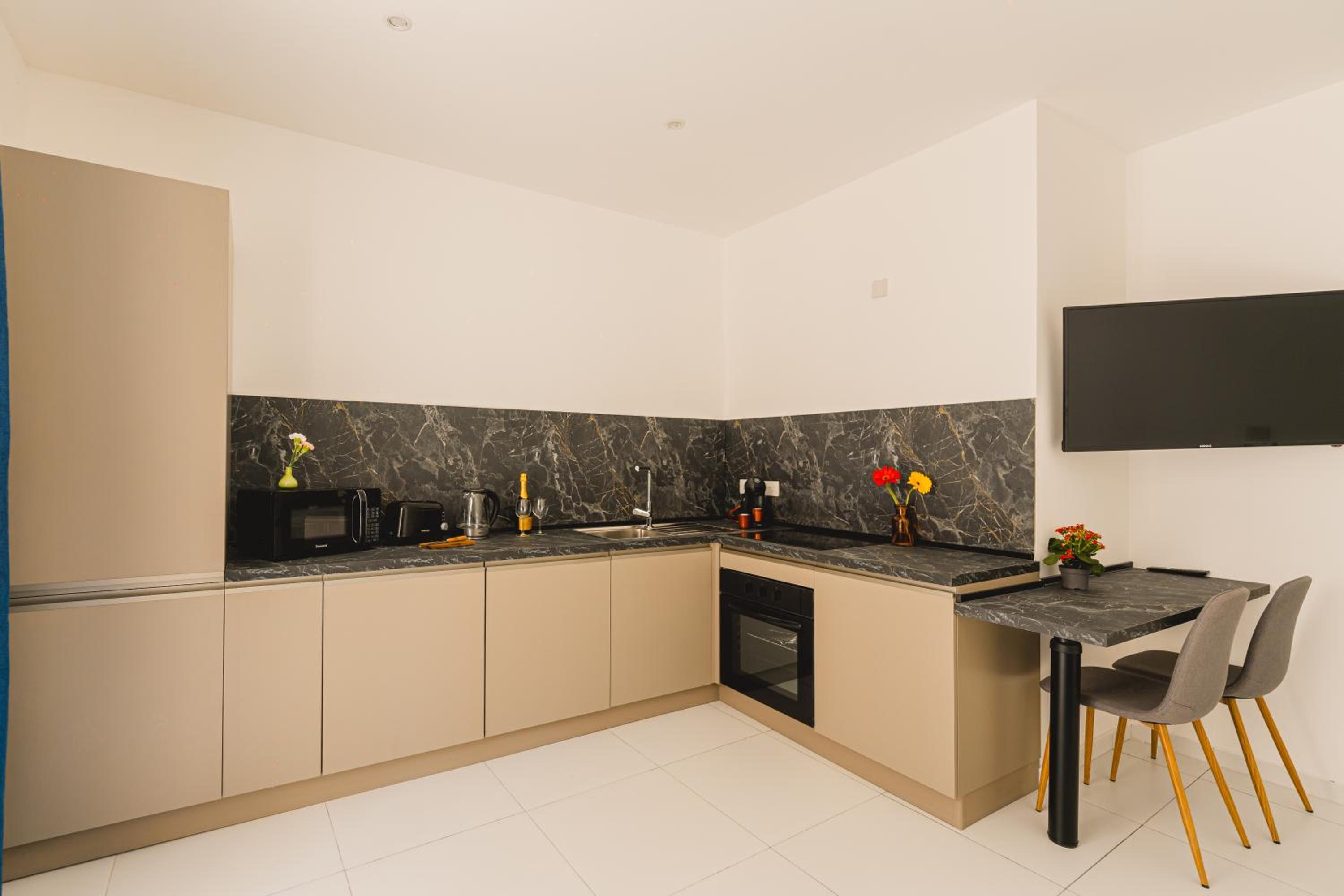 Charming Studio & 1BR Apartments Near Sea by Beyond air! Great Location! photo 4