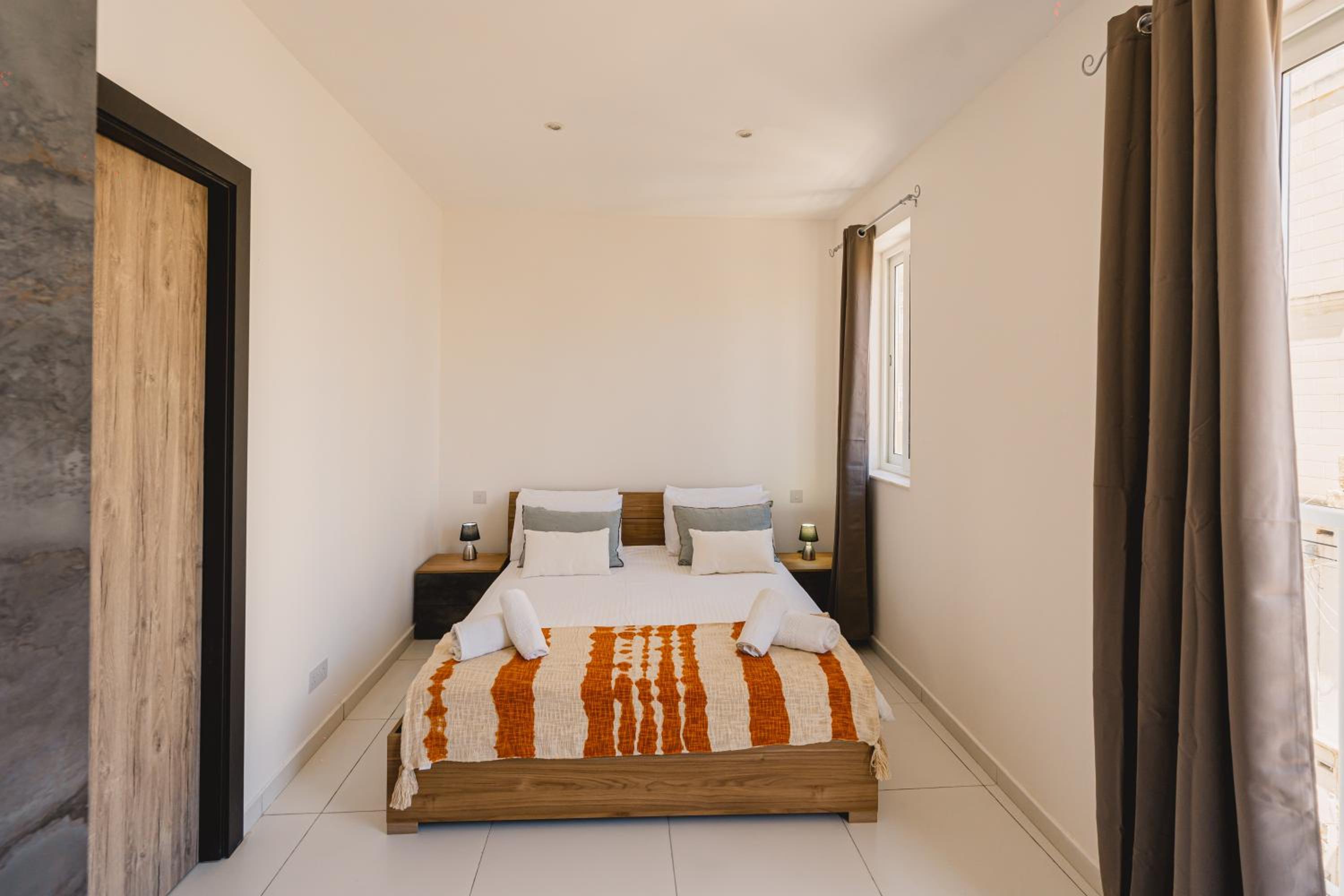 Charming Studio & 1BR Apartments Near Sea by Beyond air! Great Location! photo 2