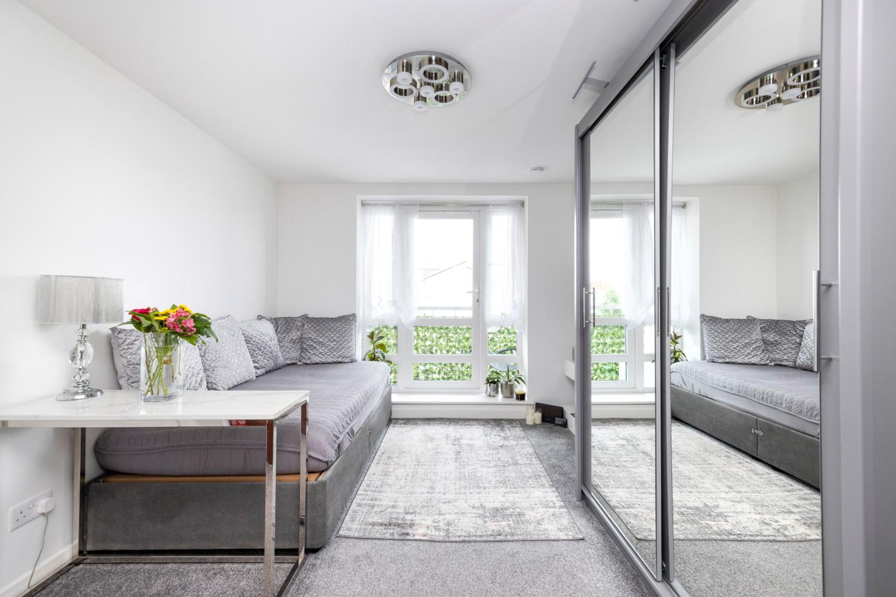 JOIVY Elegant Flat with Balcony view 4