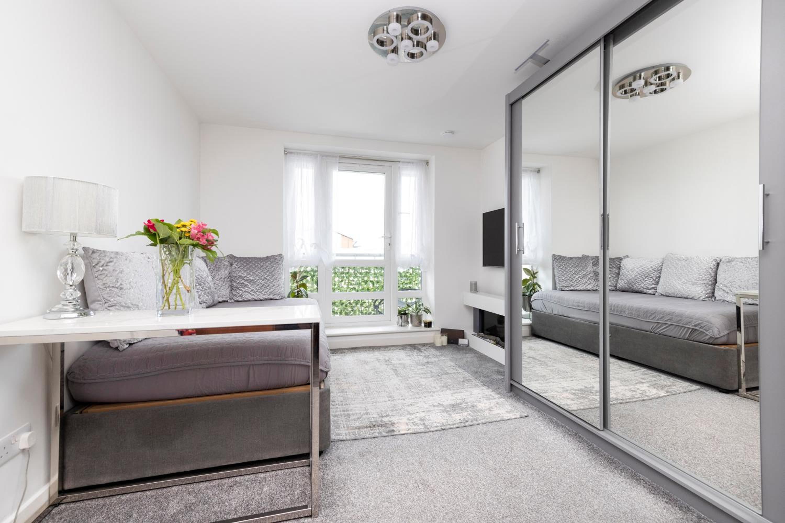 JOIVY Elegant Flat with Balcony view 5
