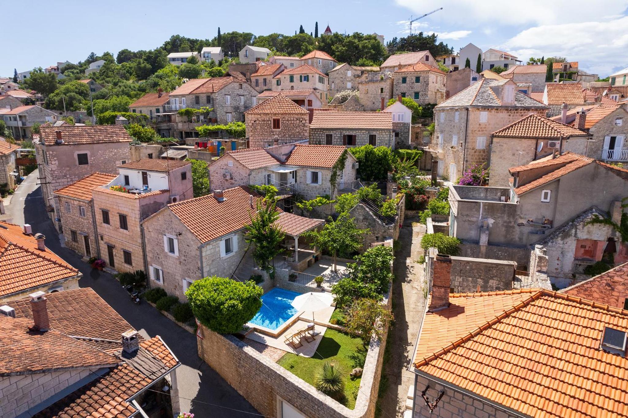 Hotel Heritage house Dvor - Image 1