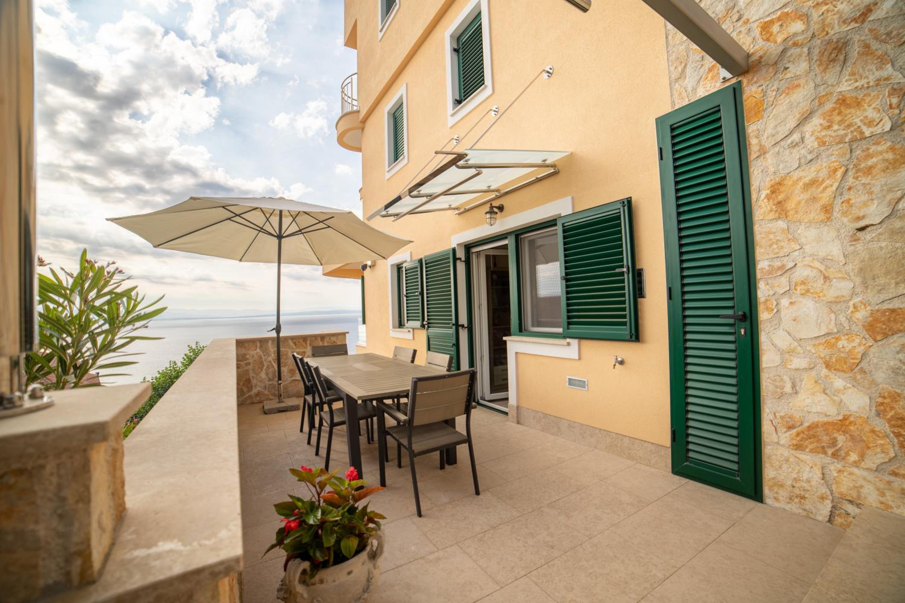 Moderne Familienwohnung mit Panorama-Meerblick