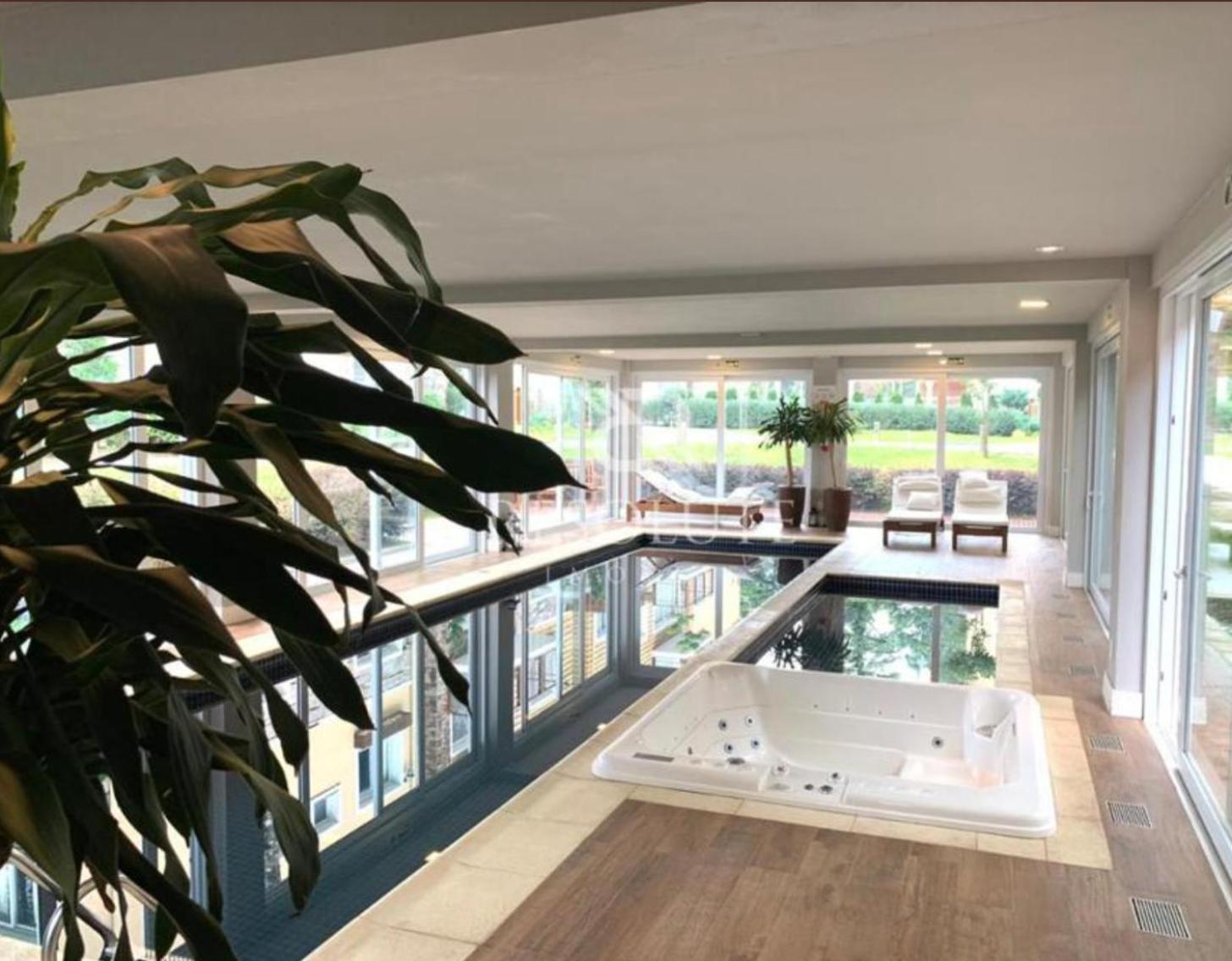 Apto moderno com lareira, piscina aquecida e infra completo em Gramado