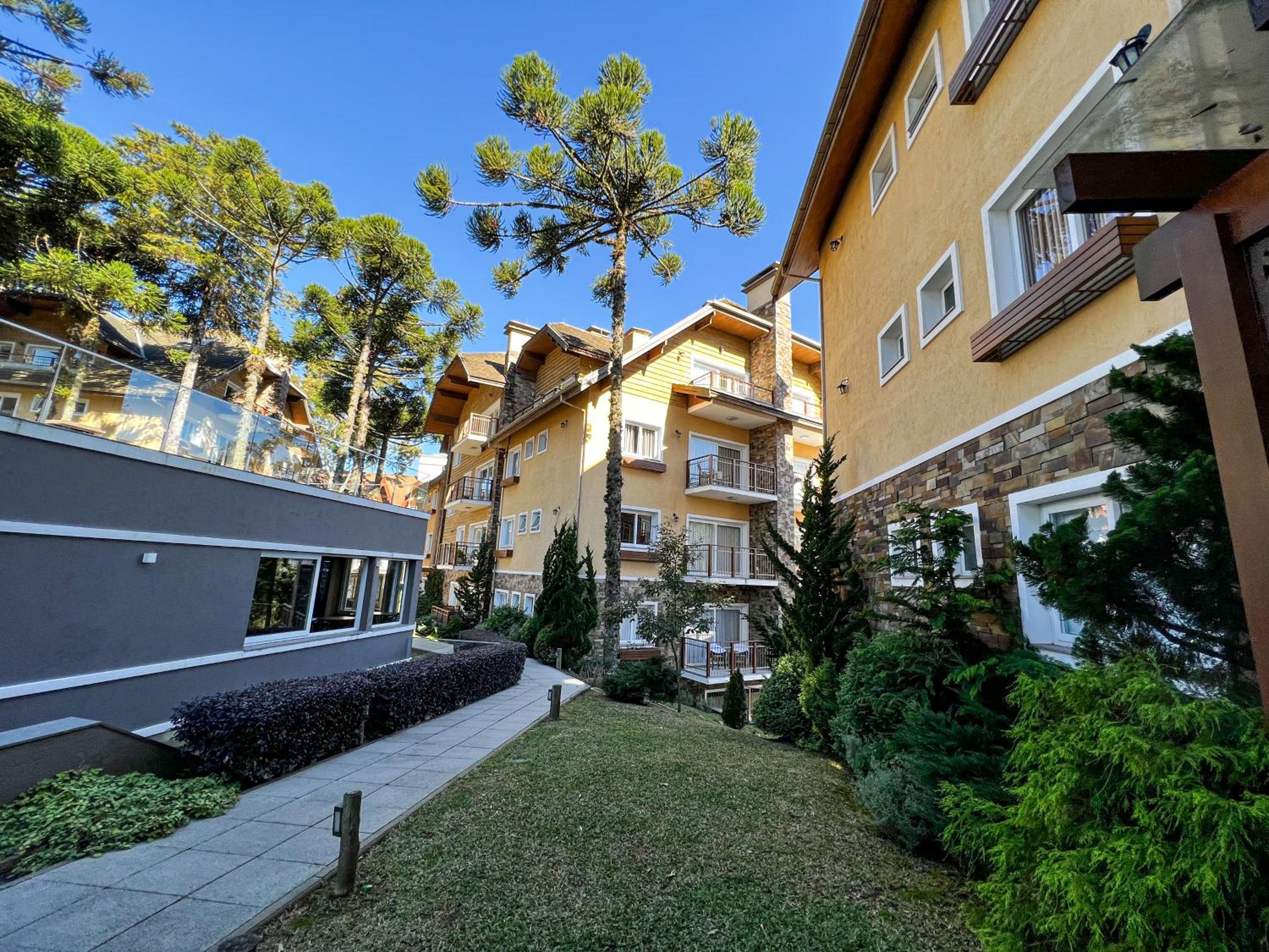 Apto moderno com lareira, piscina aquecida e infra completo em Gramado