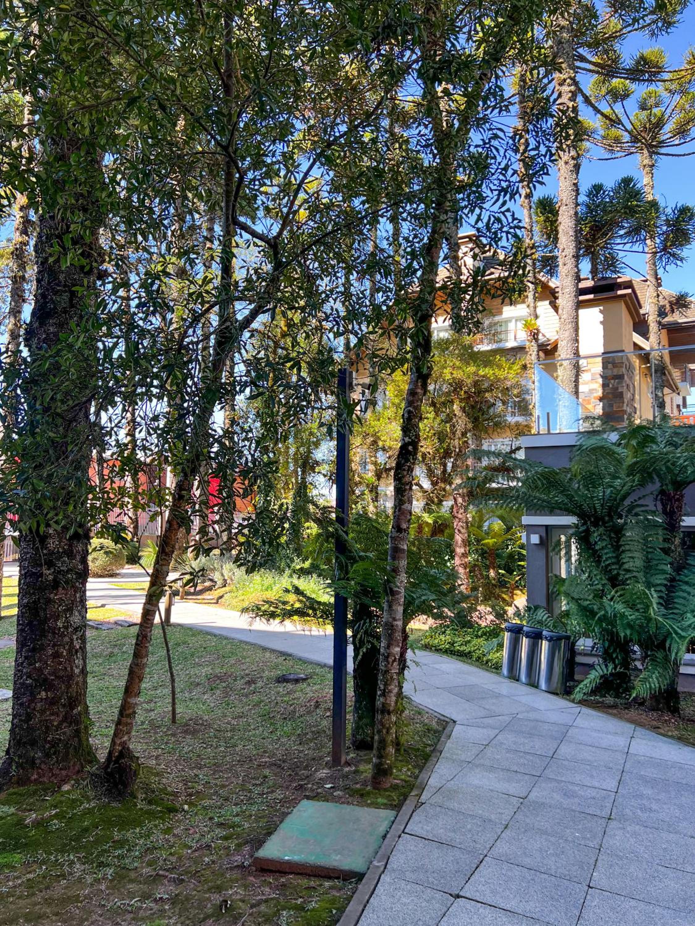 Apto moderno com lareira, piscina aquecida e infra completo em Gramado