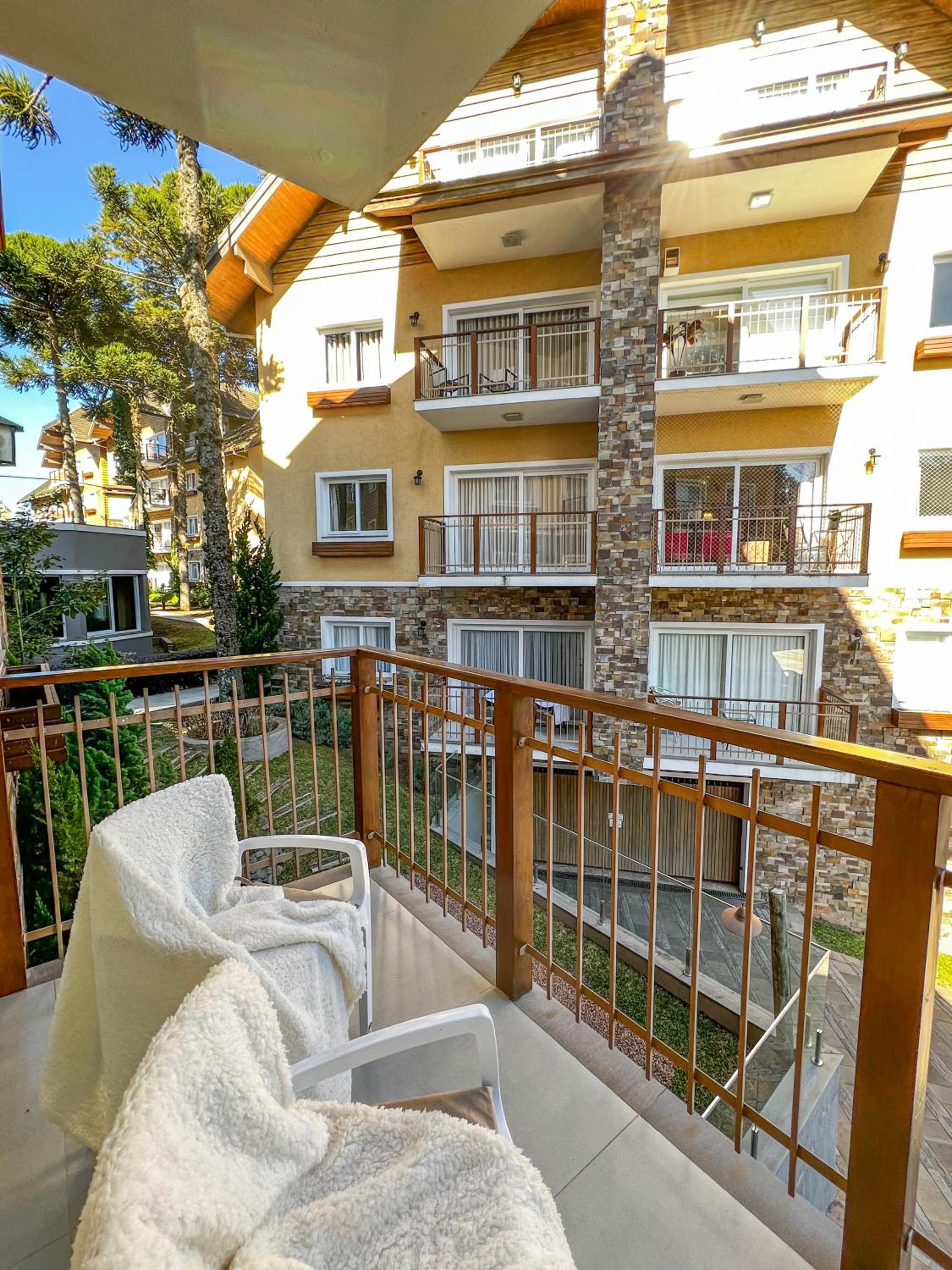 Apto moderno com lareira, piscina aquecida e infra completo em Gramado