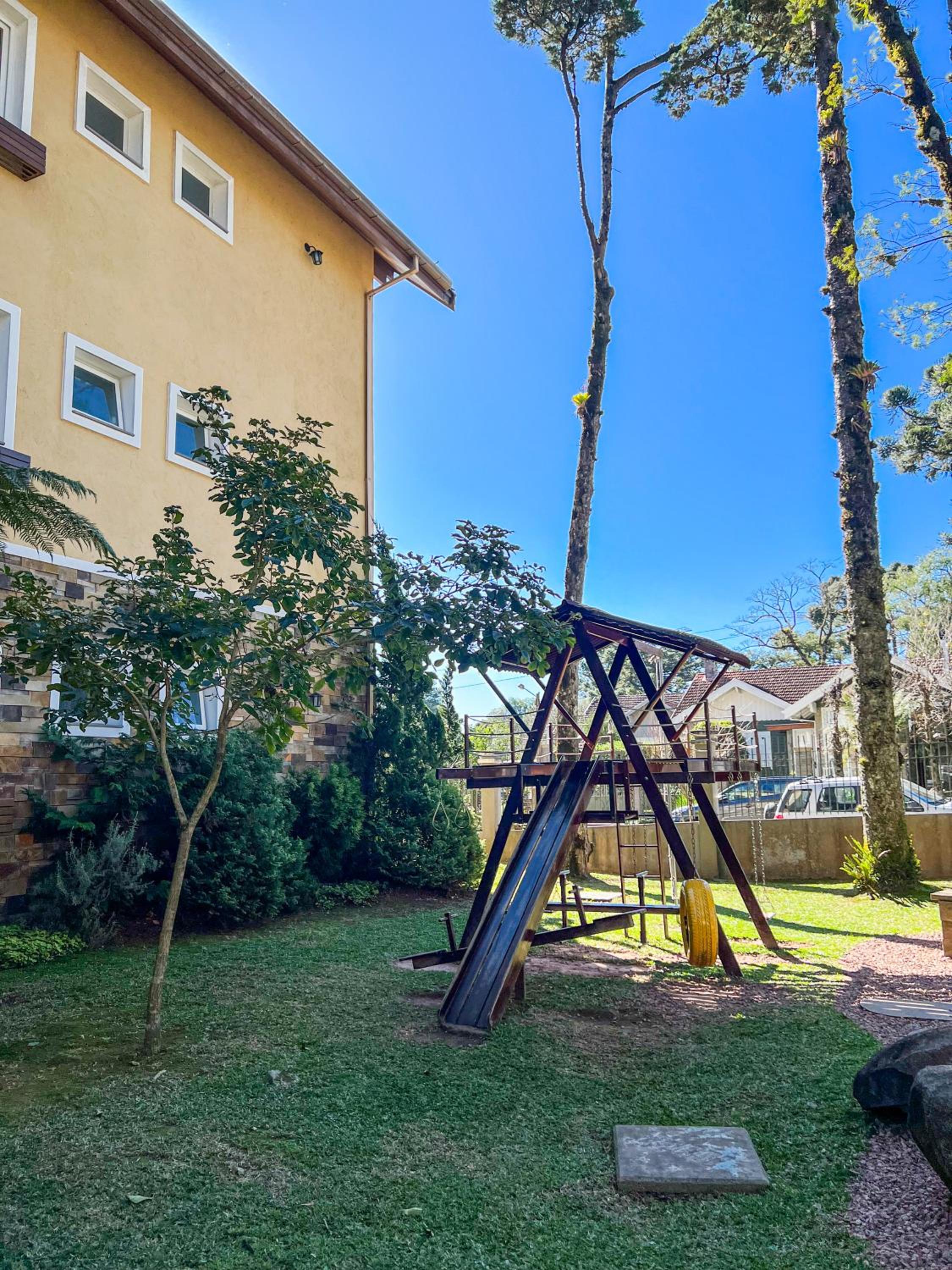 Apto moderno com lareira, piscina aquecida e infra completo em Gramado