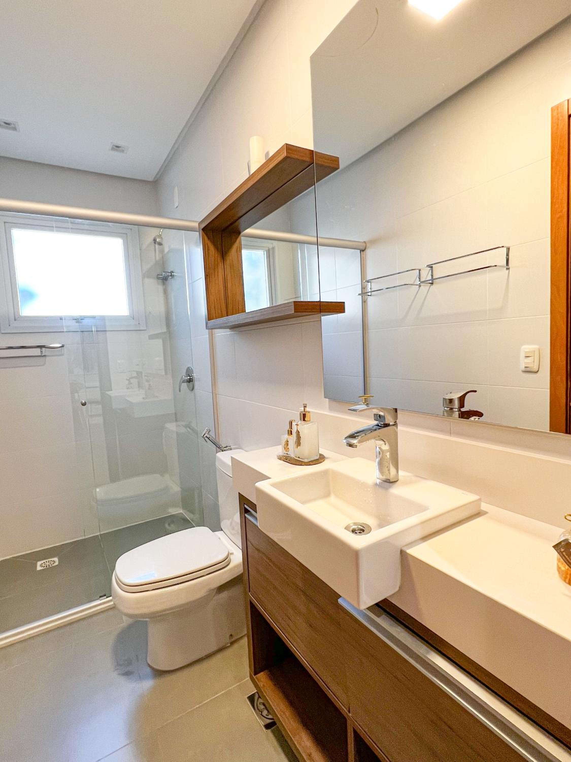 Apto moderno com lareira, piscina aquecida e infra completo em Gramado